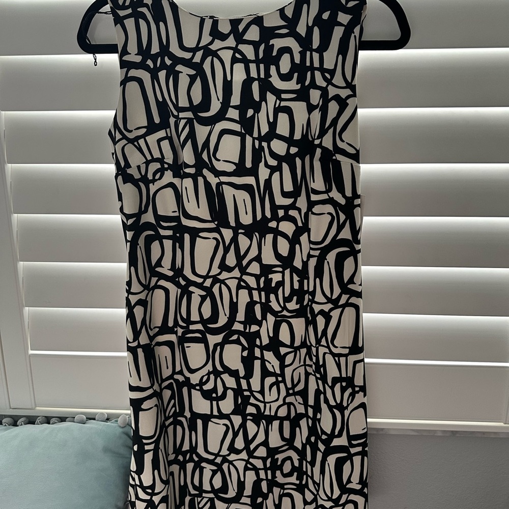 Sleeveless black and white dress